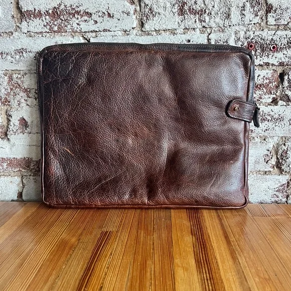 Moore and Giles Laptop Sleeve with Rechargable Battery, Titan Milled Brown